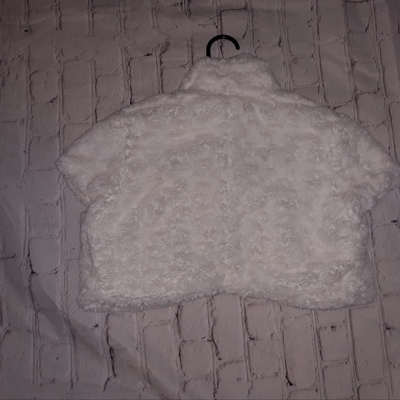White crop fur like jacket. Great to use over dresses. - Picture 2 of 2
